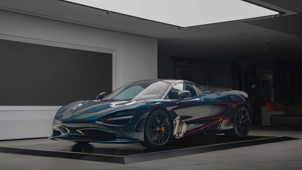 ماكلارين دبي تسلّم إصداراً فريداً من سيارة 750S إلى أحد عملائها المميزين